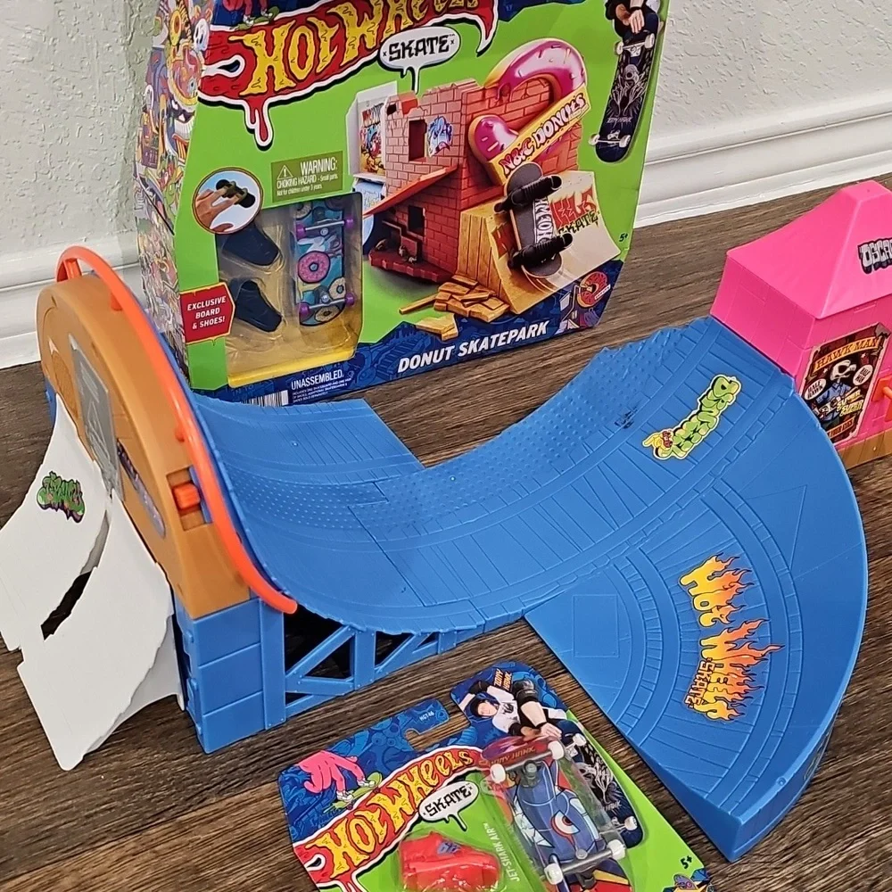 Hot Wheels Skate Tony Hawk Bundle Of Donut Skatepark, Aquarium, Amusement  Park